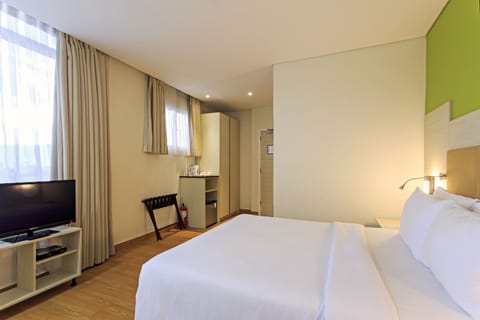 Premier Deluxe Room | Premium bedding, iron/ironing board, free WiFi, bed sheets