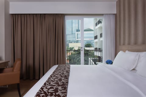 Grand Deluxe King | Premium bedding, in-room safe, desk, free WiFi