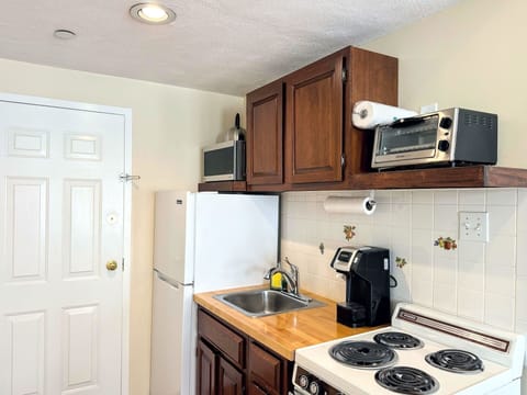 Standard Studio, 1 Queen Bed, Kitchen | Private kitchen | Fridge, microwave, stovetop, coffee/tea maker