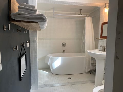 Family Room | Bathroom | Free toiletries, hair dryer, towels