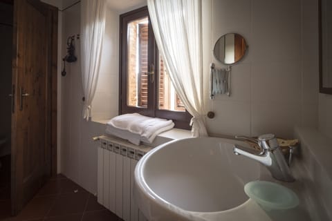 Luxury Apartment, 2 Bedrooms | Bathroom | Deep soaking tub, rainfall showerhead, free toiletries, hair dryer