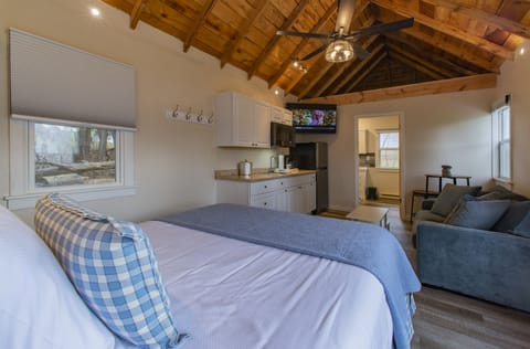 Superior Cottage | Premium bedding, iron/ironing board, free WiFi, bed sheets
