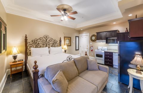 Executive Studio Suite, 1 King Bed | Individually decorated, individually furnished, iron/ironing board