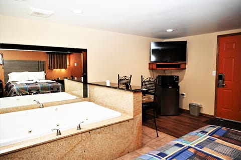 Room, 1 Queen Bed, Jetted Tub | Jetted tub