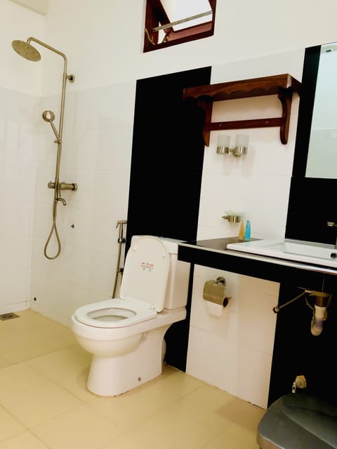 Deluxe Triple Room | Bathroom | Shower, rainfall showerhead, free toiletries, hair dryer