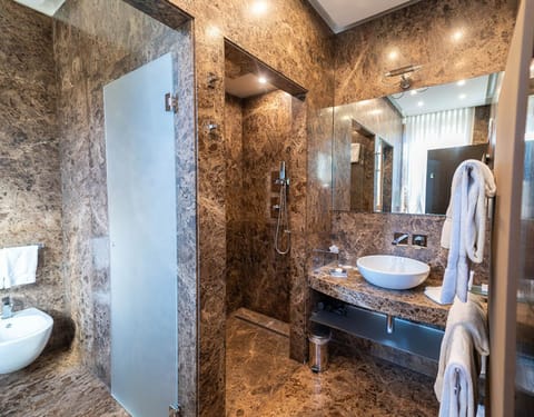 Junior Suite, Vista Parco | Bathroom | Rainfall showerhead, free toiletries, hair dryer, bathrobes