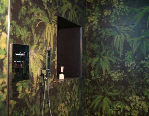 Junior Suite, Lake View, Annex Building (in grotta) | Bathroom | Rainfall showerhead, free toiletries, hair dryer, bathrobes