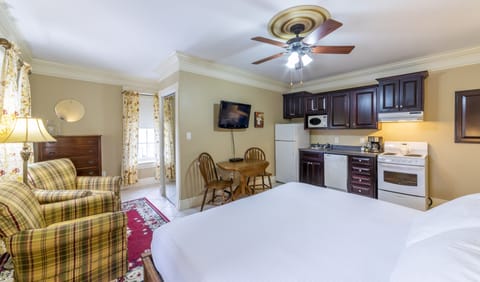 Executive Studio Suite, 1 King Bed | Individually decorated, individually furnished, iron/ironing board