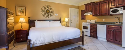 Executive Studio Suite, 1 King Bed | Individually decorated, individually furnished, iron/ironing board