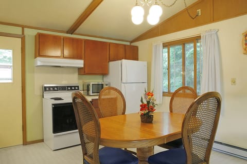 Cottage (Evergreen) 2 Bedrooms, Kitchen, Fireplace | Individually decorated, individually furnished, cribs/infant beds