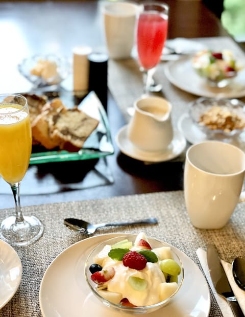 Daily continental breakfast (CAD 5.00 per person)