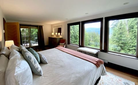 Deluxe Room | Premium bedding, laptop workspace, iron/ironing board, free WiFi