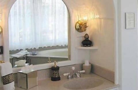 Room, Private Bathroom (Valencia Room) | Bathroom | Hair dryer, bathrobes, towels