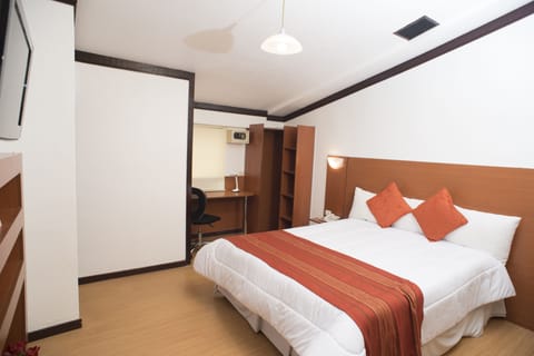 Standard Room, 1 King Bed, Private Bathroom | In-room safe, free cribs/infant beds, free WiFi