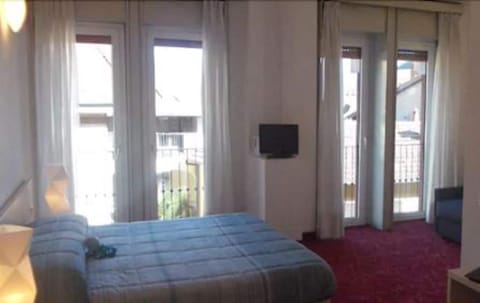 Double Room, Lake View | Minibar, desk, free WiFi, bed sheets