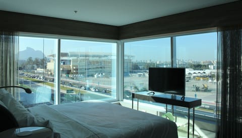 Deluxe Room, 1 King Bed | Premium bedding, minibar, in-room safe, desk