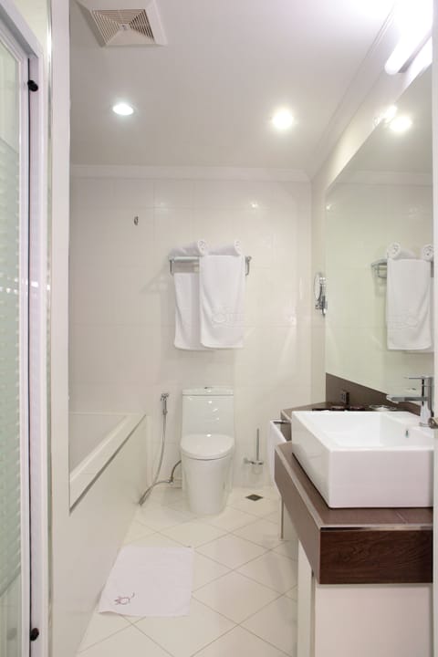 Balcony Executive | Bathroom | Slippers, bidet, towels