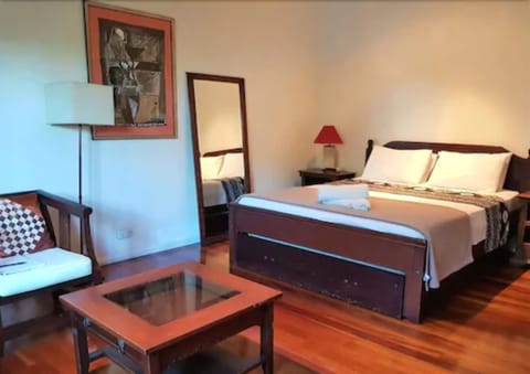 Deluxe Room, 1 Queen Bed | Desk, iron/ironing board, bed sheets