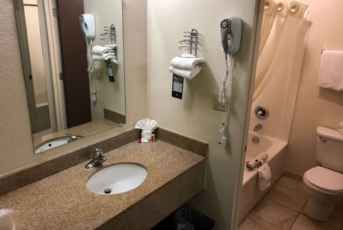 Combined shower/tub, free toiletries, hair dryer, towels