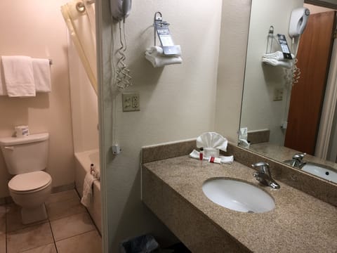 Combined shower/tub, free toiletries, hair dryer, towels