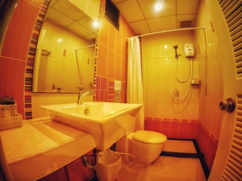 Twin Room, Balcony | Bathroom | Shower, free toiletries, hair dryer, bidet