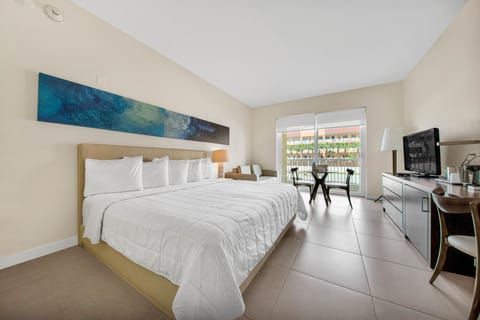 Deluxe Room, 1 King Bed | Premium bedding, minibar, in-room safe, laptop workspace