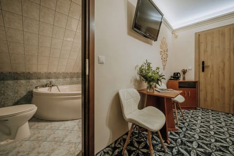 Standard Double Room (Nr 33 -   201485571) | Bathroom | Hair dryer, towels