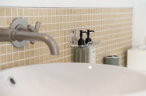 Garden View (5) | Bathroom | Shower, hair dryer, towels, soap