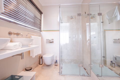 Pool level / Sea View Room (3) | Bathroom | Shower, hair dryer, towels, soap