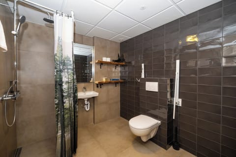 Quadruple Room | Bathroom | Shower, free toiletries, hair dryer, towels