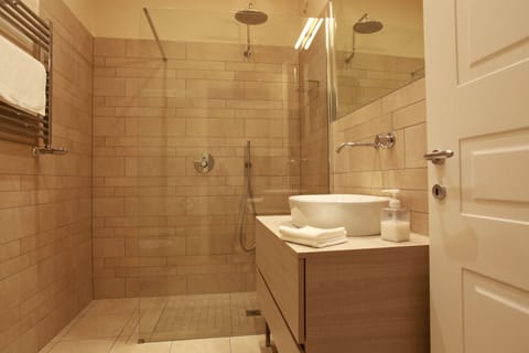 Classic Double Room | Bathroom | Free toiletries, hair dryer, bidet, towels