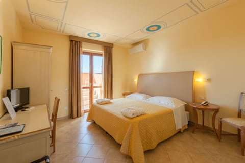 Classic Double or Twin Room | Minibar, in-room safe, desk, soundproofing