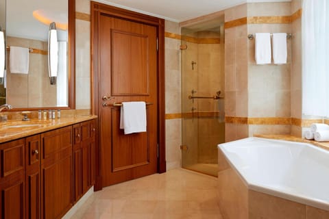 Suite, 1 Bedroom | Bathroom | Combined shower/tub, free toiletries, hair dryer, towels