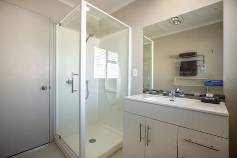 Apartment Motel | Bathroom | Shower, hair dryer, towels, soap