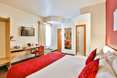 Deluxe Double Room | Bathroom | Shower, free toiletries, hair dryer, towels