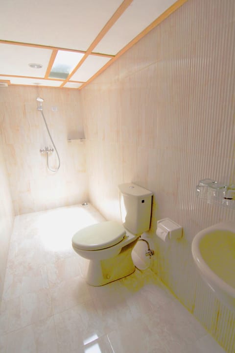 Signature Room, Multiple Beds | Bathroom | Shower, free toiletries, slippers, bidet