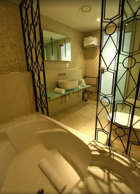 Junior Suite, 1 Double Bed | Bathroom | Combined shower/tub, rainfall showerhead, free toiletries, hair dryer