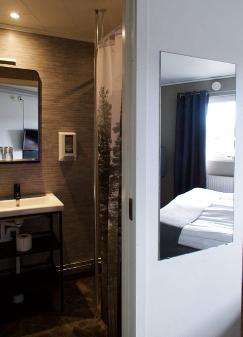 Standard Double Room, 1 Bedroom | Bathroom | Shower, hair dryer, towels, soap