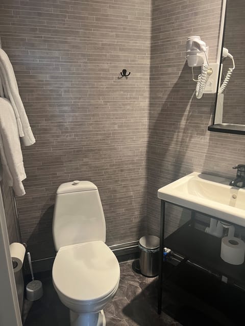 Standard Double Room, 1 Bedroom | Bathroom | Shower, hair dryer, towels, soap