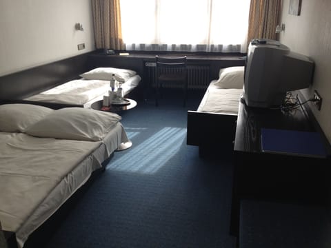 Quadruple Room | 1 bedroom, hypo-allergenic bedding, desk, free WiFi