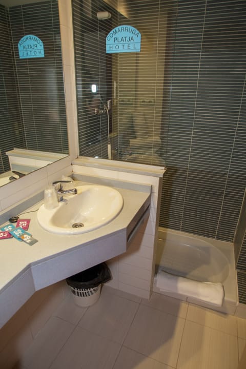 Standard Room | Bathroom | Free toiletries, towels