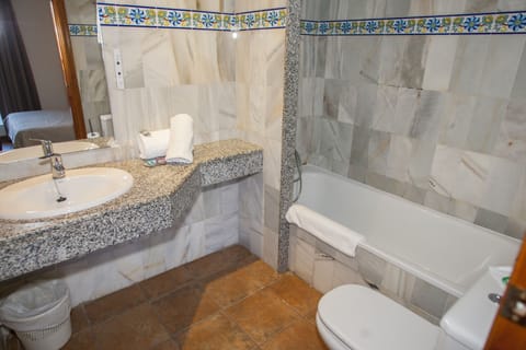 Standard Room | Bathroom | Free toiletries, towels