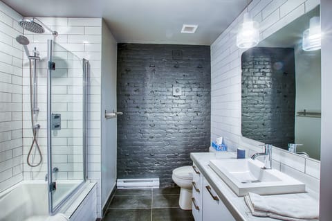 Loft (T203) | Bathroom | Combined shower/tub, free toiletries, hair dryer, towels