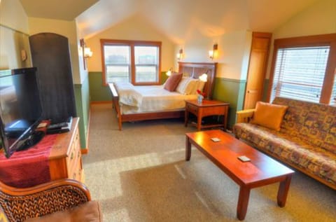 Superior Suite, 1 King Bed, Fireplace | Individually decorated, individually furnished, free WiFi, bed sheets