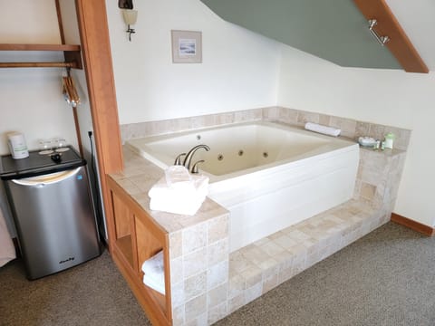 Signature Suite, 1 Queen Bed, Jetted Tub | Individually decorated, individually furnished, free WiFi, bed sheets