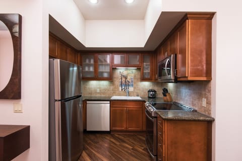 Full-size fridge, microwave, oven, stovetop