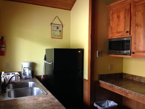 Deluxe Cabin, 1 Bedroom, Non Smoking, Mountain View | Private kitchen | Fridge, microwave, coffee/tea maker