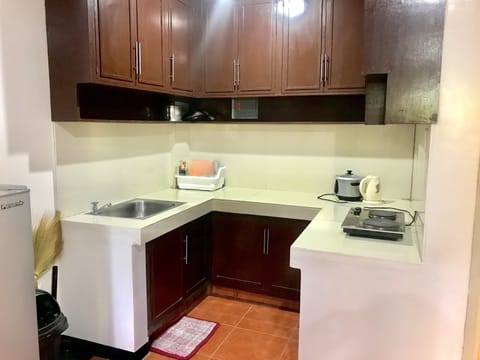 Studio, Kitchen | Private kitchen | Full-size fridge, stovetop, electric kettle, rice cooker