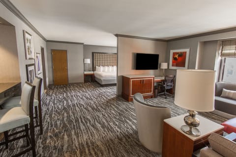 Executive Suite | Premium bedding, in-room safe, desk, laptop workspace