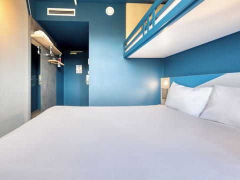 Triple Room, Multiple Beds | Premium bedding, desk, laptop workspace, blackout drapes